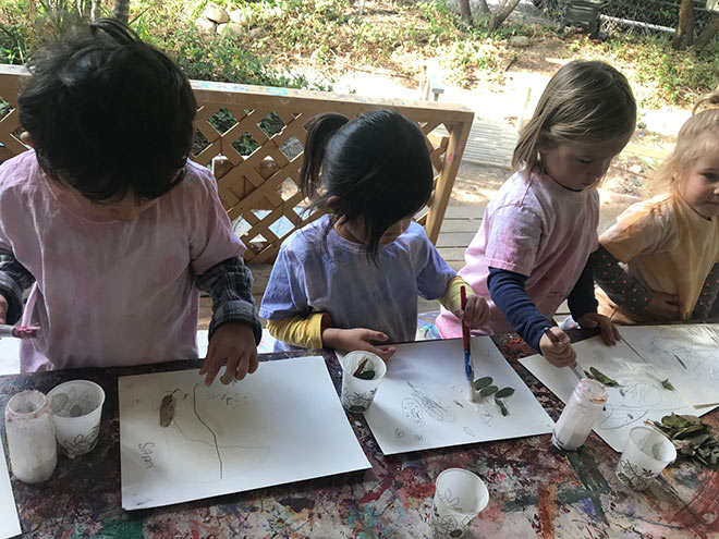 Toddler have fun drawing in our preschool!