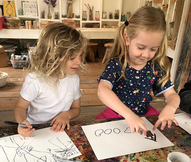 girls draw together