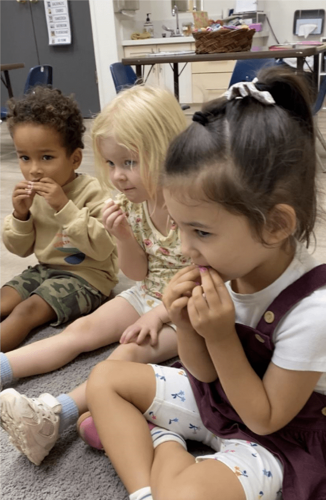 preschoolers eating apples